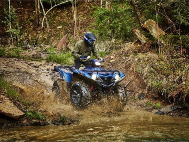 2019 Yamaha Grizzly EPS SE driving through muddy water